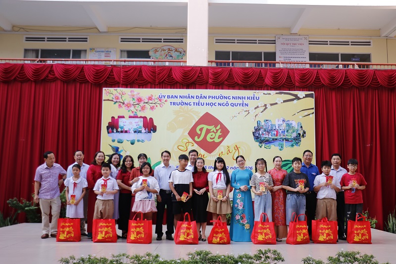 Giáo dục toàn diện học sinh thông qua lễ hội Xuân