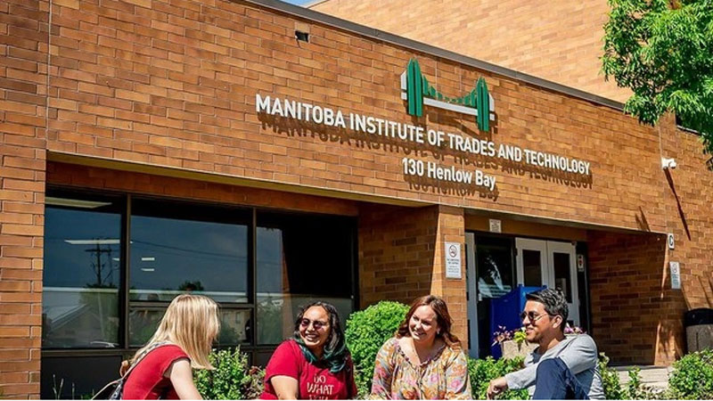 Trường công đóng cửa vì chính sách du học của Canada