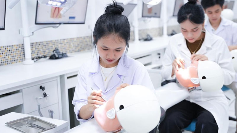 Nhiều trường xét tuyển môn tin học, giáo dục kinh tế và pháp luật cho ngành y khoa