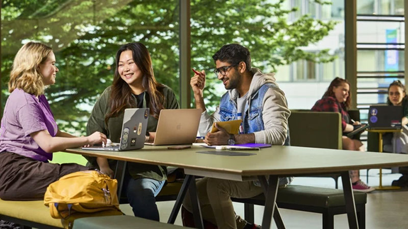 Học bổng 40.000 bảng cho nữ giới ngành STEM tại Việt Nam