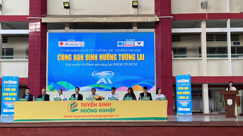 Chương trình Cùng bạn định hướng tương lai năm 2026 tại trường THPT Mạc Đĩnh Chi: Gỡ rối chọn ngành, mở lối vào đại học