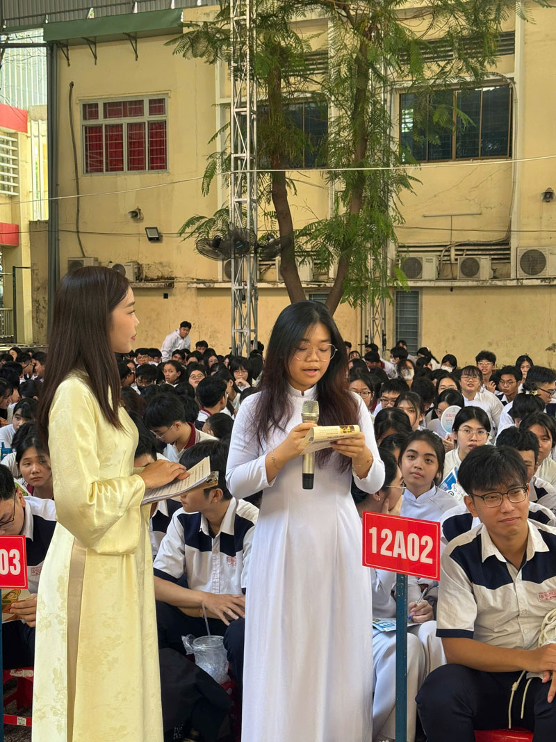 Chương trình Cùng bạn định hướng tương lai năm 2026 tại trường THPT Mạc Đĩnh Chi: Gỡ rối chọn ngành, mở lối vào đại học