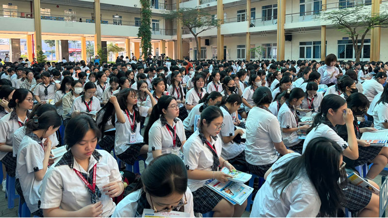 Chương trình Cùng bạn định hướng tương lai tại trường THPT Nguyễn Tất Thành và những câu hỏi xoáy về bản chất ngành học, nội dung đào tạo, cơ hội phát triển
