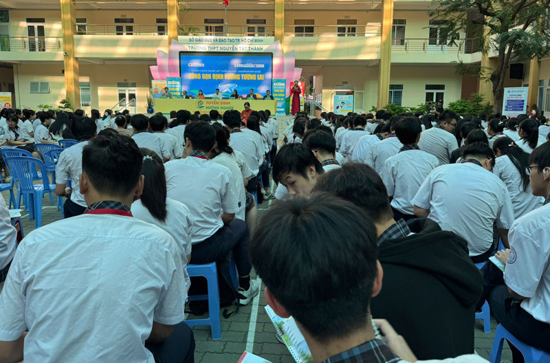 Chương trình Cùng bạn định hướng tương lai tại trường THPT Nguyễn Tất Thành và những câu hỏi xoáy về bản chất ngành học, nội dung đào tạo, cơ hội phát triển
