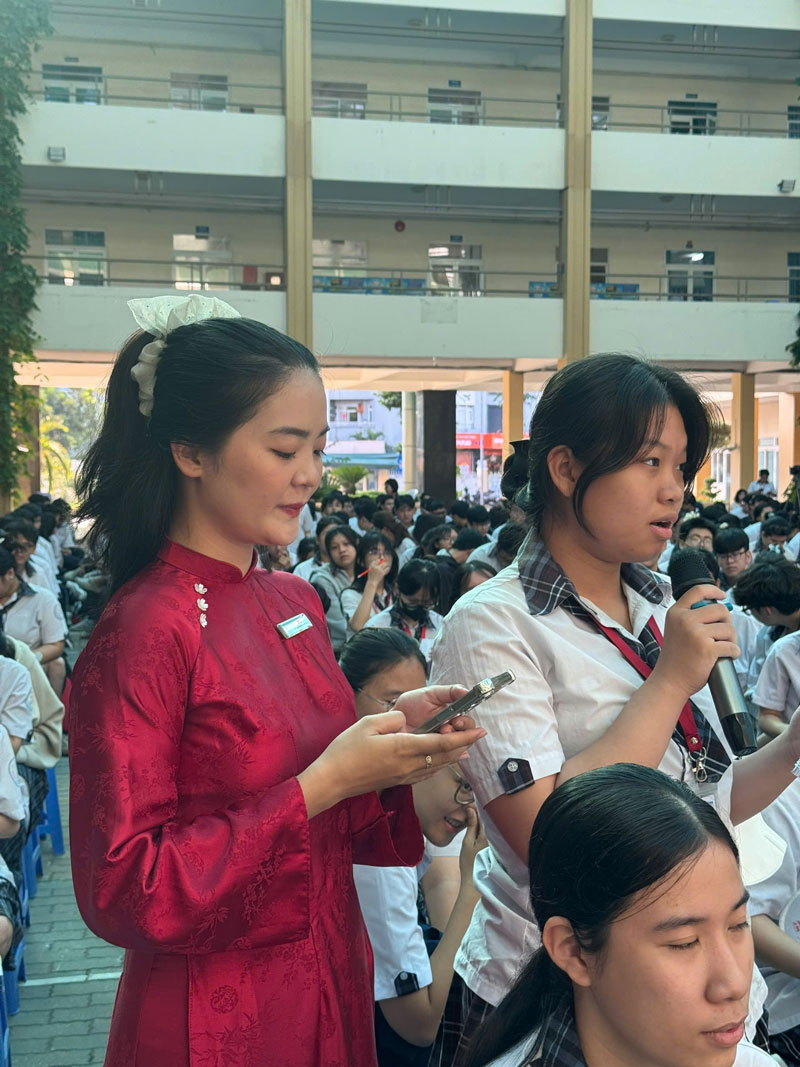 Chương trình Cùng bạn định hướng tương lai tại trường THPT Nguyễn Tất Thành và những câu hỏi xoáy về bản chất ngành học, nội dung đào tạo, cơ hội phát triển
