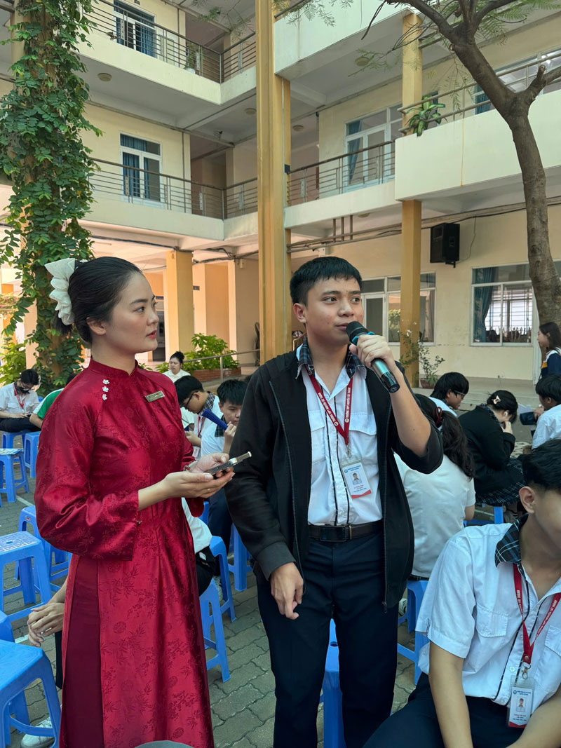 Chương trình Cùng bạn định hướng tương lai tại trường THPT Nguyễn Tất Thành và những câu hỏi xoáy về bản chất ngành học, nội dung đào tạo, cơ hội phát triển