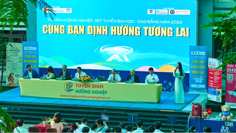 Tư vấn tuyển sinh Cùng bạn định hướng tương lai 2026 tại Trường THPT Võ Văn Kiệt: Chọn ngành… khó bị AI thay thế.