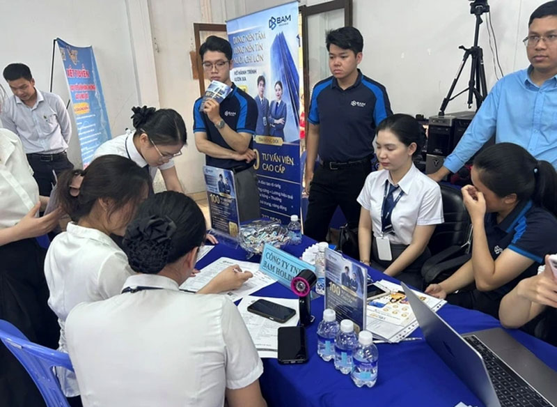 Cùng tấm bằng đại học, vì sao người có trải nghiệm dễ tìm việc làm hơn?