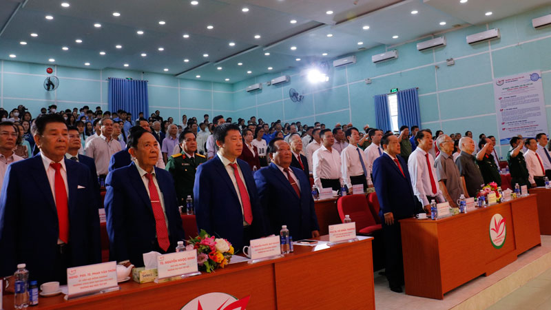 Trường Đại học Tây Đô đón nhận Huân chương Lao động hạng Nhì