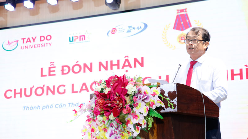 Trường Đại học Tây Đô đón nhận Huân chương Lao động hạng Nhì