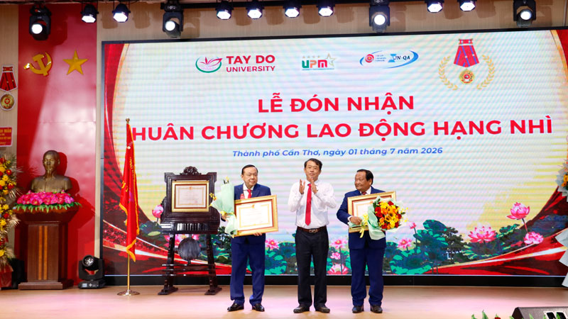 Trường Đại học Tây Đô đón nhận Huân chương Lao động hạng Nhì