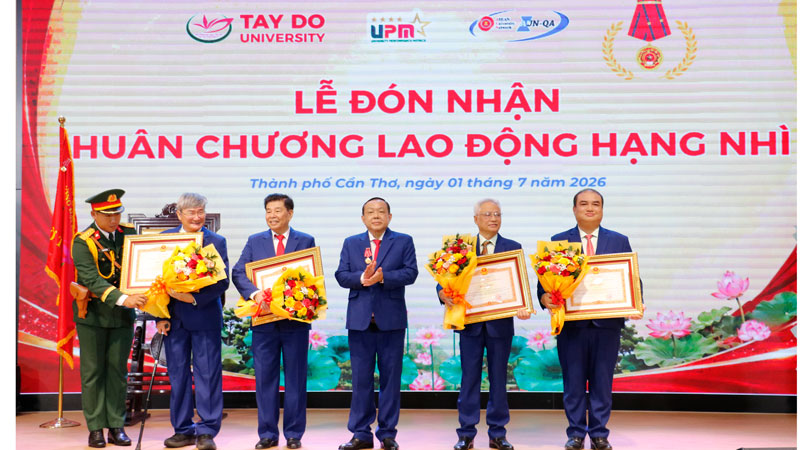 Trường Đại học Tây Đô đón nhận Huân chương Lao động hạng Nhì