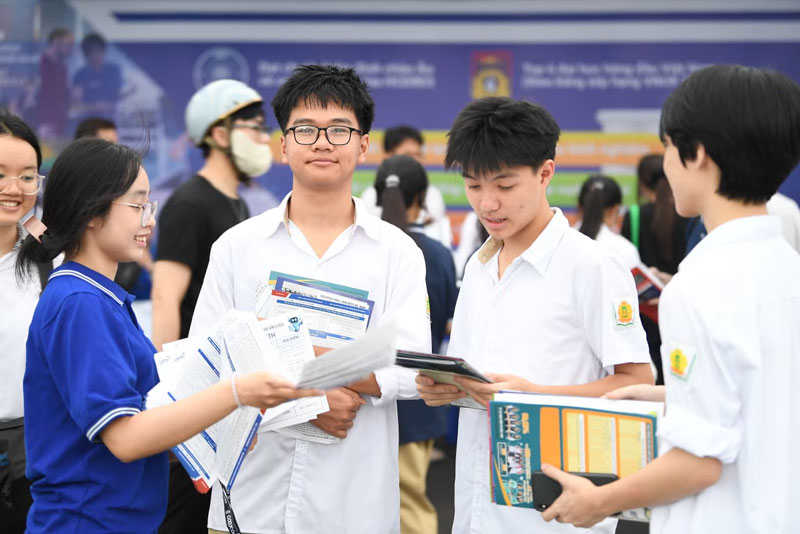 Tuyển sinh đại học 2026: Kẽ hở trong quy định điểm sàn