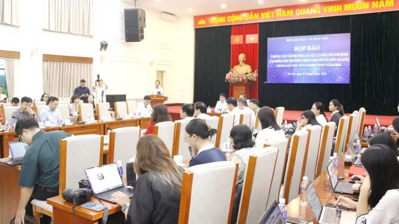 Tổ chức thi lại cho 100% thí sinh tại điểm thi Trường THPT Chuyên Tuyên Quang