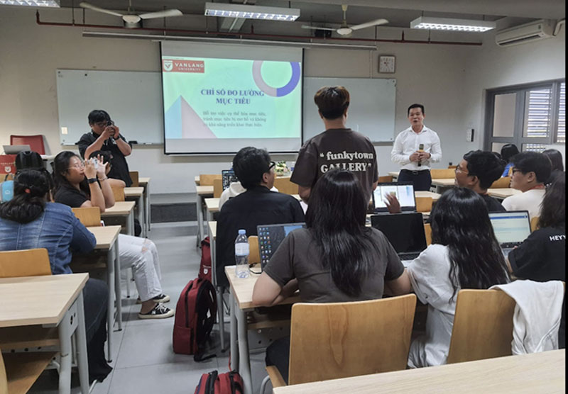 Từ giảng đường đến AstraZeneca, Bayer, Saigon Co.op - Cựu sinh viên Công nghệ Sinh học VLU đang làm gì?