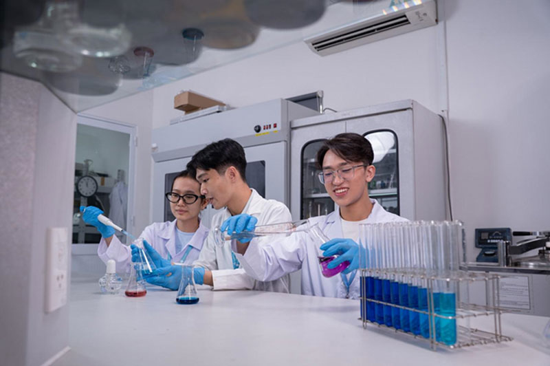 Từ giảng đường đến AstraZeneca, Bayer, Saigon Co.op - Cựu sinh viên Công nghệ Sinh học VLU đang làm gì?