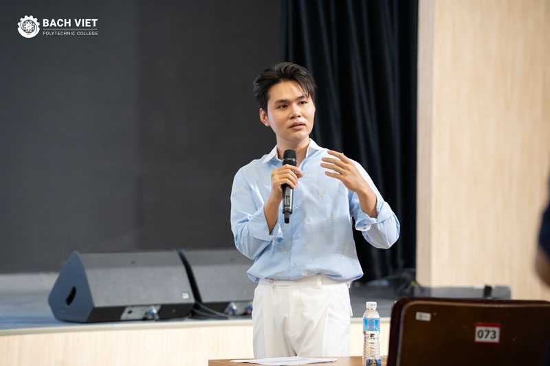 Tân sinh viên K21 Cao đẳng Bách khoa Bách Việt tràn đầy năng lượng tại chương trình Tuổi 18 của bạn là gì?