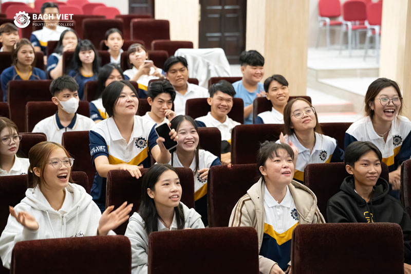 Tân sinh viên K21 Cao đẳng Bách khoa Bách Việt tràn đầy năng lượng tại chương trình Tuổi 18 của bạn là gì?