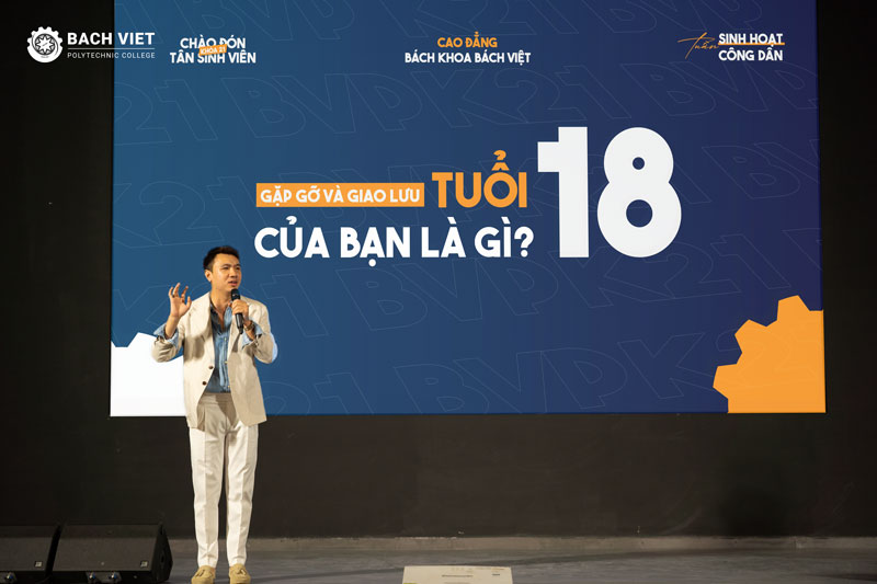 Tân sinh viên K21 Cao đẳng Bách khoa Bách Việt tràn đầy năng lượng tại chương trình Tuổi 18 của bạn là gì?